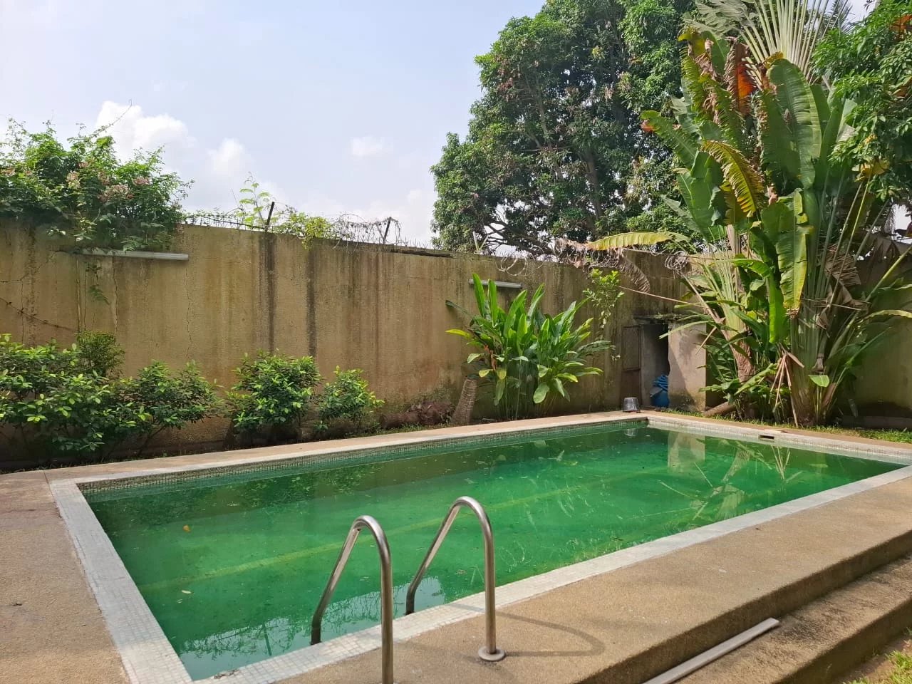 VILLA AVEC PISCINE A LOUER VALLONS 05 CHAMBRES