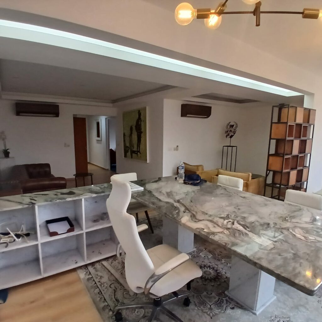 BUREAU MEUBLÉ À LOUER – RÉSIDENCE SANTA MARIA, COCODY CANNEBIÈRE